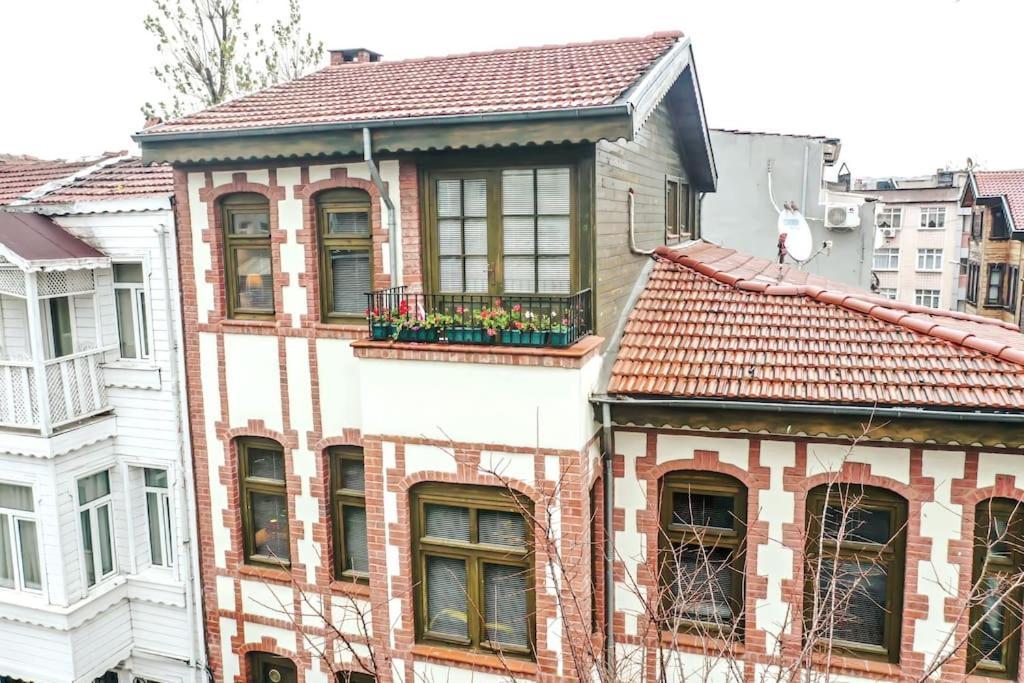Historical Greco-ottoman Pavilion Near Tram In Fatih