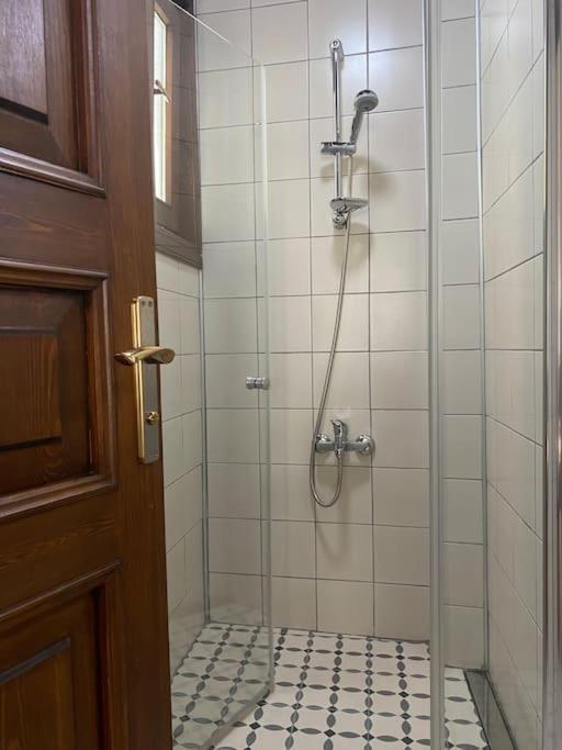 Historical Greco-ottoman Pavilion Near Tram In Fatih Apartment *